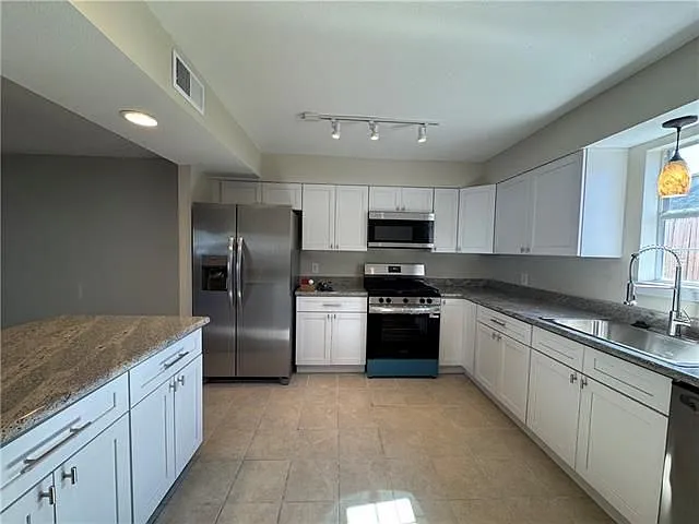 3 bed, 2.5 bath, 1390 sqft, $1,650 — Photo 4