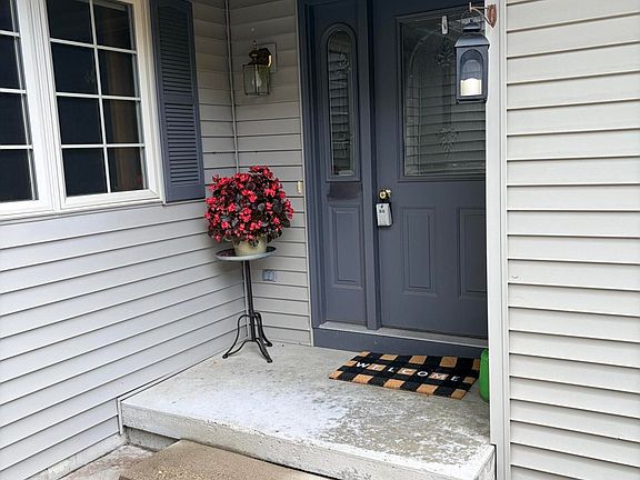 3rd image of 828 Highbanks Dr #21