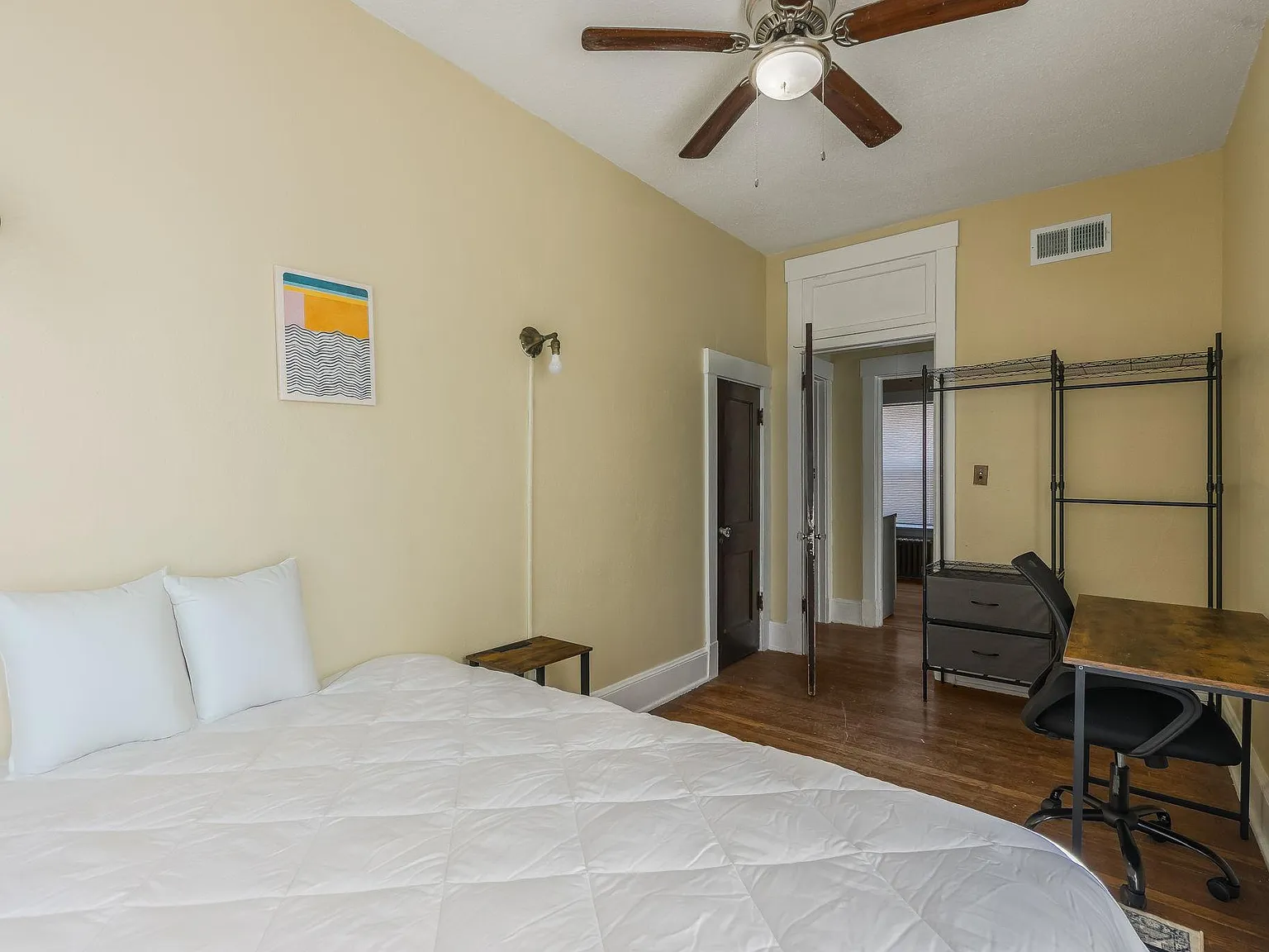 4 bed, 2.5 bath, 2200 sqft, $797 — Photo 2