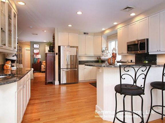 2nd image of 589 E 8th St #2