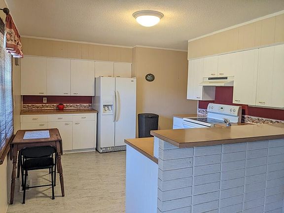 3rd image of 208 Lakeview Dr