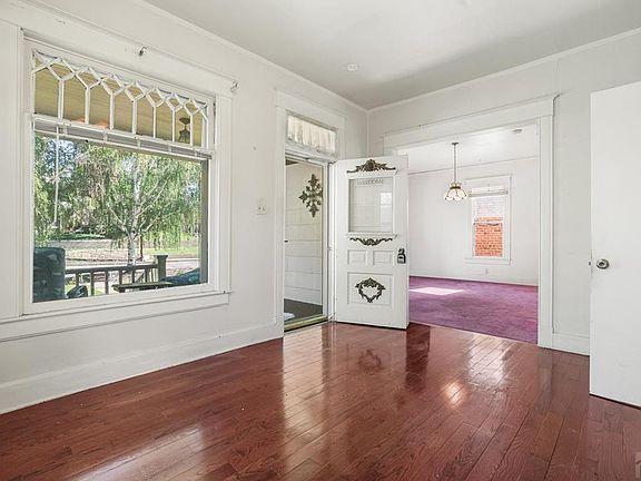5th image of 628 Tillotson St