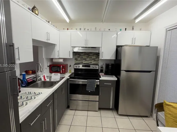 233 NE 14th Ave APT 205, Hallandale, FL 33009