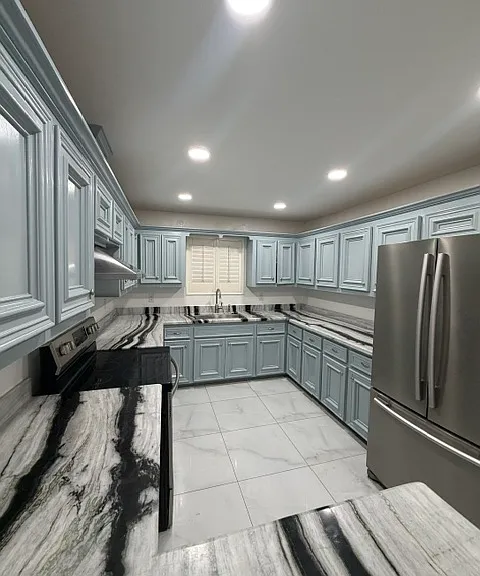 4304 W Rogers Rd — Photo 2