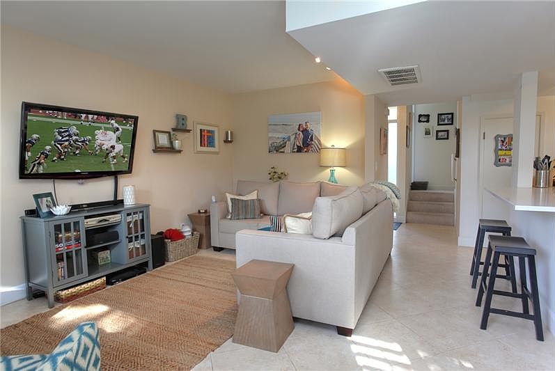 1st image of 1074 Miramonte Dr APT 1