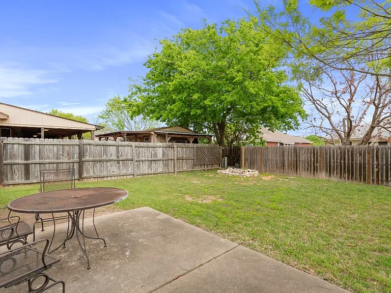 604 Maplecreek Dr — Photo 23