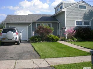 7 Palm Rd, Bay Shore, NY 11706