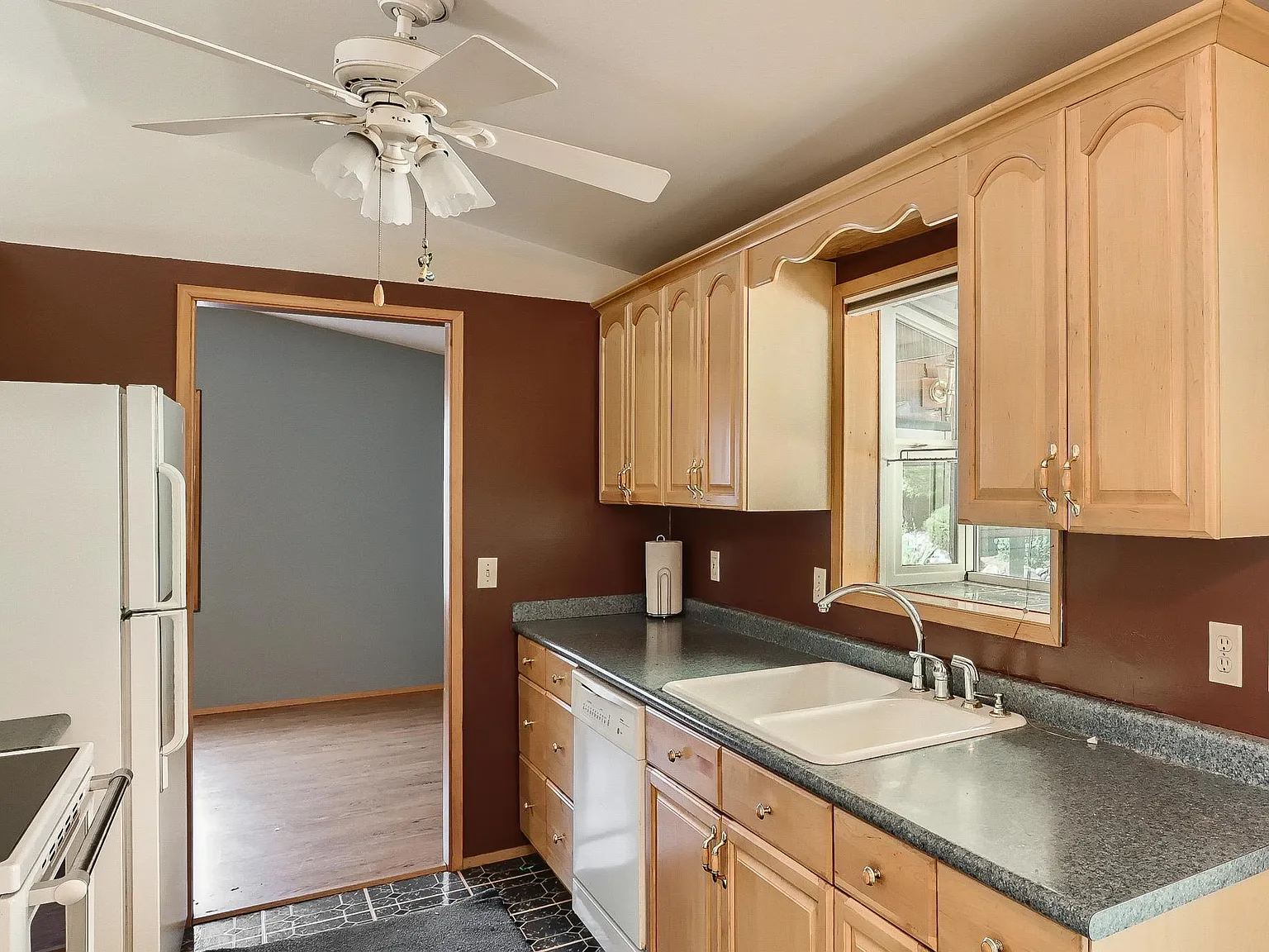 4 bed, 1640 sqft, $7,495 — Photo 3