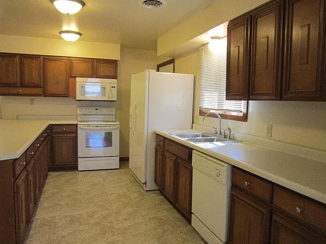 3 bed, 1716 sqft, $1,950 — Photo 3
