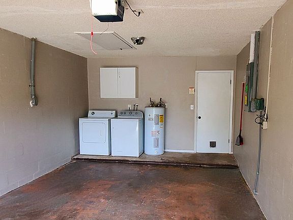3rd image of 4403 Venice Dr
