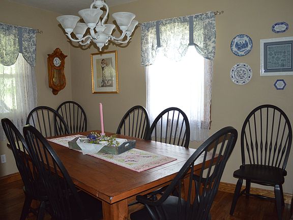 Dining Room  13’ x 10’