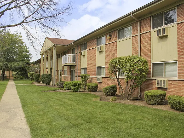 Pebblewood Court Apartments — Photo 10
