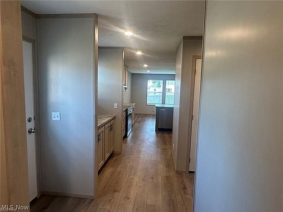 3rd image of 252 Front St