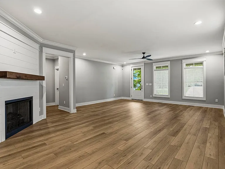 633 Village Way — Photo 13