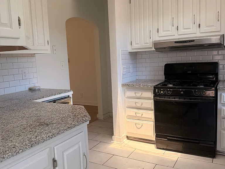 1576 N Poplar Ave — Photo 12