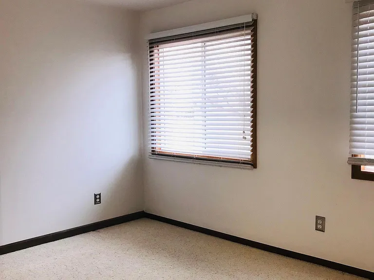 660 W Chester St — Photo 11