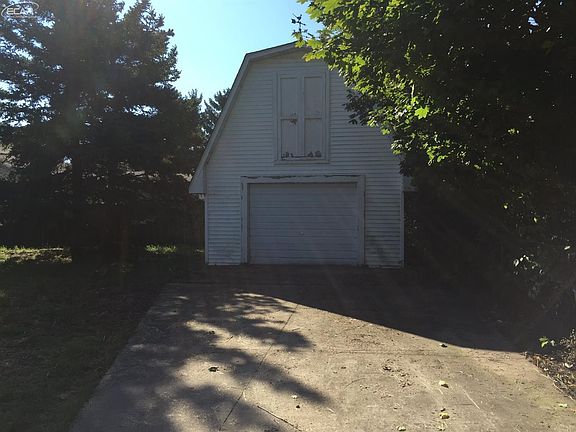 3rd image of 120 E John St