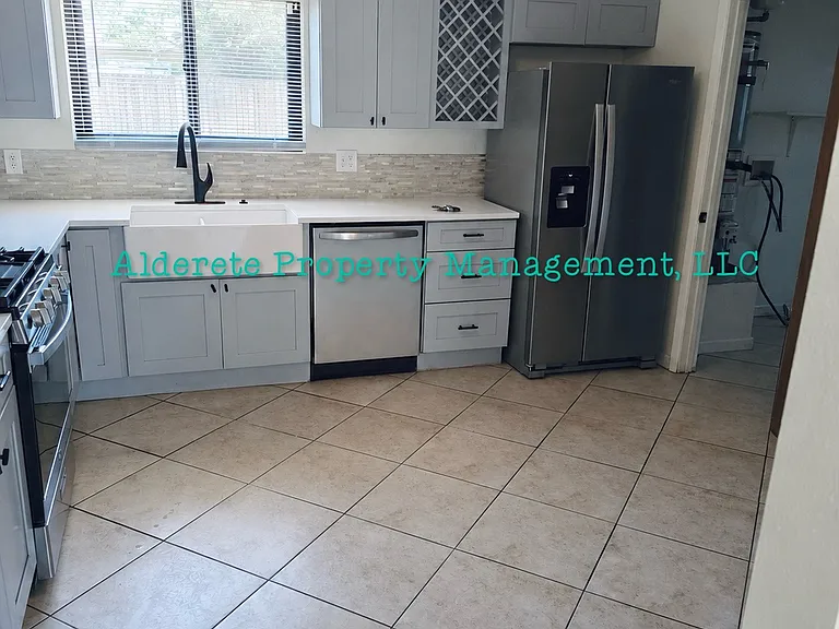 208 Cromwell Ave SE — Photo 3