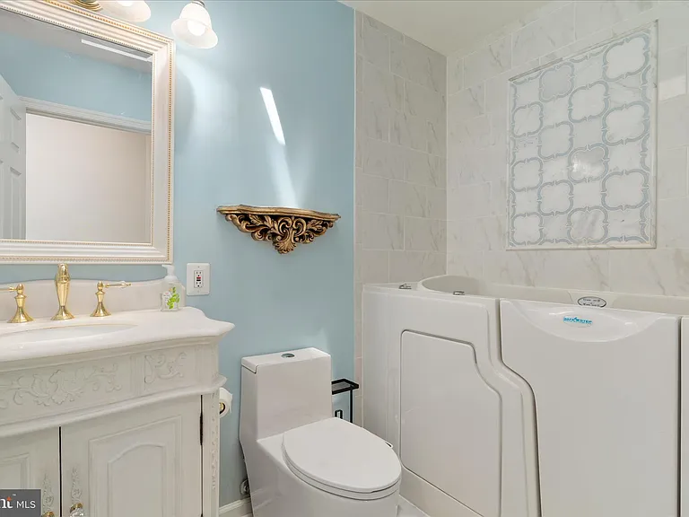 210 S Hughes St — Photo 13
