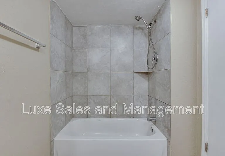6026 Nw Expy #C — Photo 27