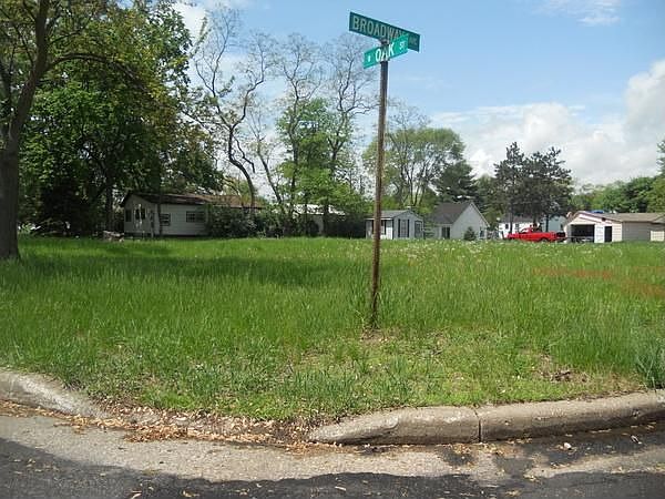 2nd image of 902 Broadway Ave