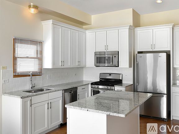 3rd image of 1655 W Wrightwood Ave #3
