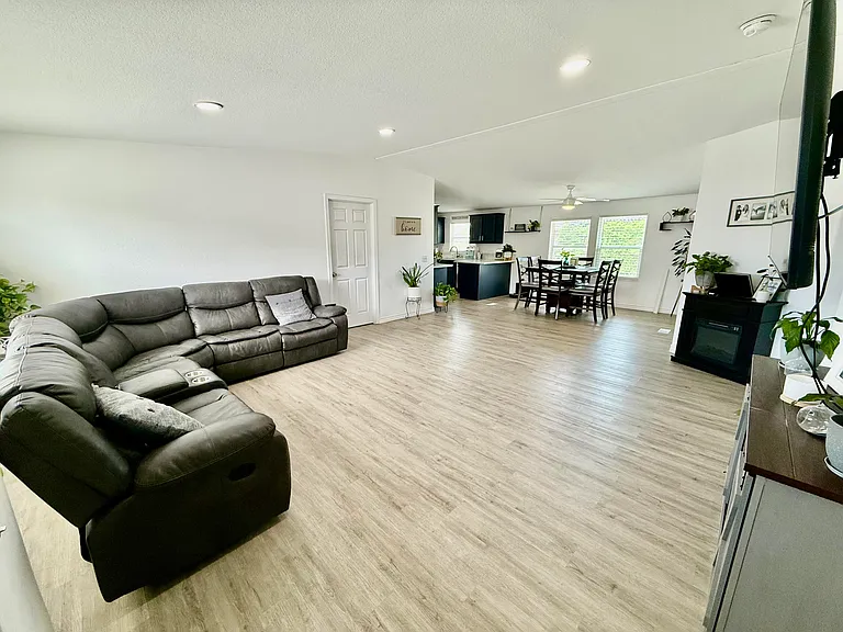 64173 Thomas Ave — Photo 2
