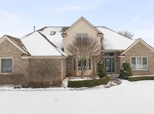 10049 Pembrooke Cir, South Lyon, MI
