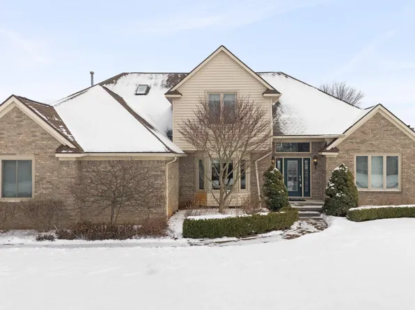 10049 Pembrooke Cir, South Lyon, MI 48178