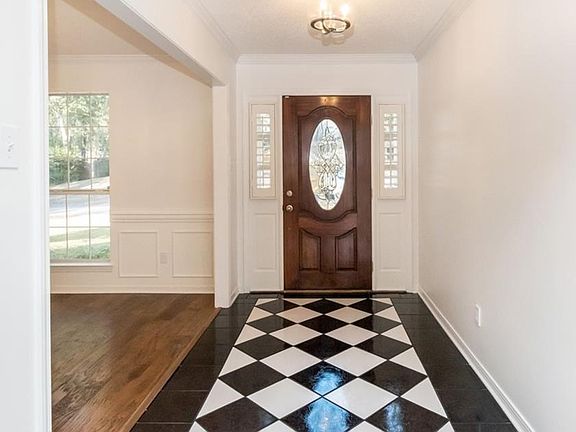 View of front of house featuring a front yard