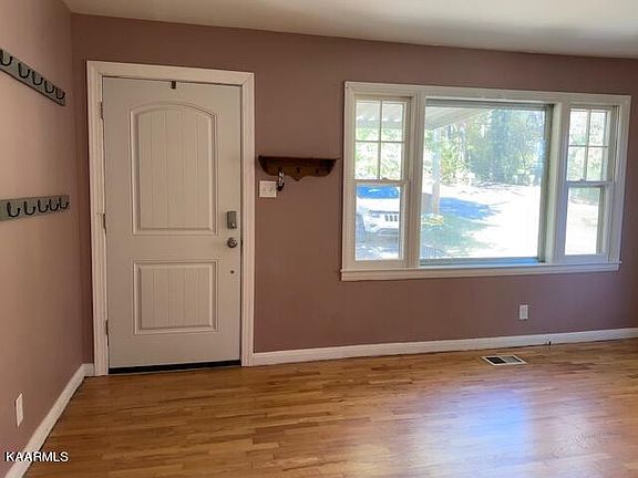 3rd image of 2932 Carson Ave