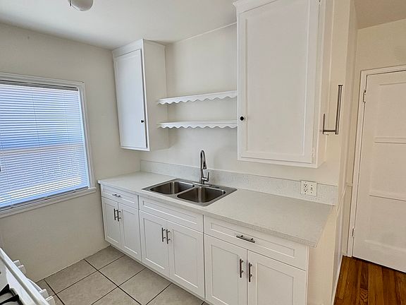 5th image of 3550 Farmdale Ave #3554