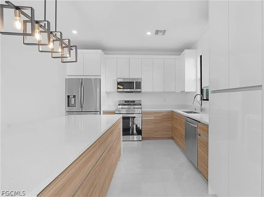3 bed, 2.0 bath, 1887 sqft, $2,300 — Photo 3