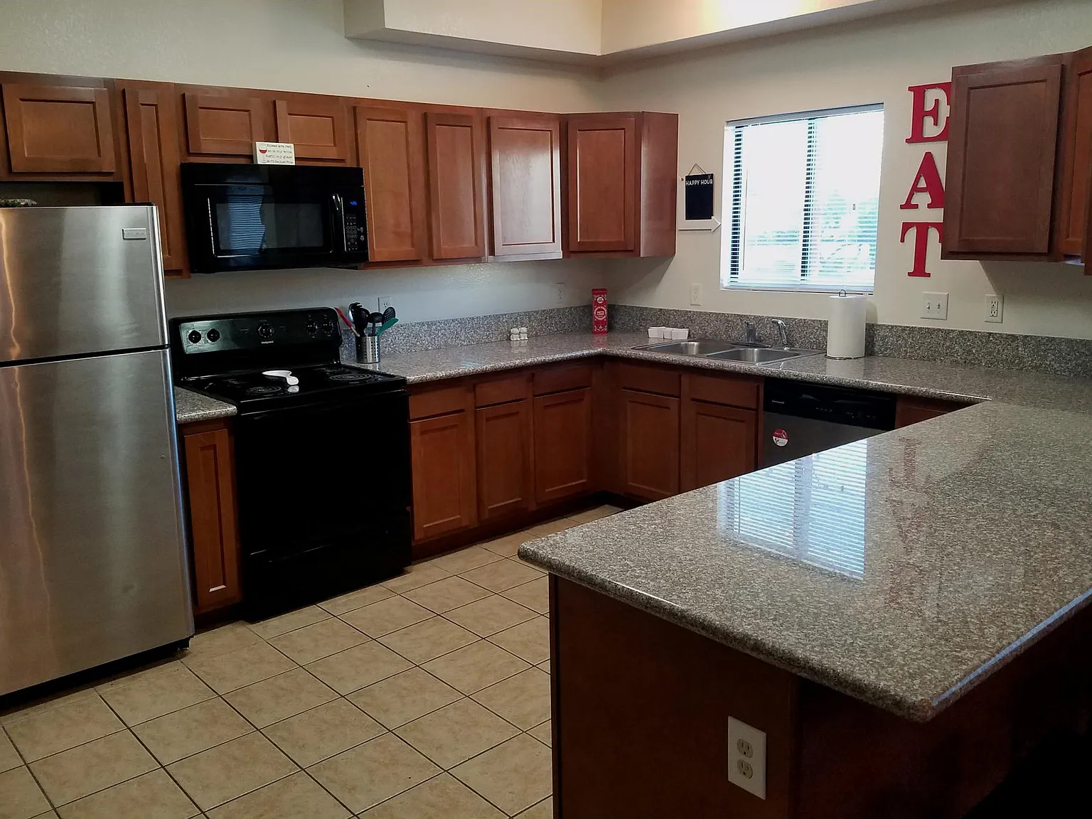 5 bed, 2020 sqft, $4,150 — Photo 2