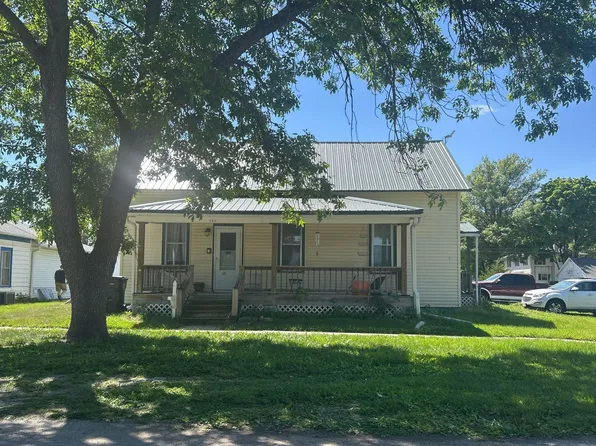 121 N 6th St, Wymore, NE 68466