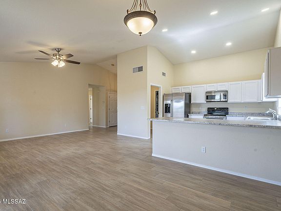 5th image of 942 S Sierra Nevada Dr