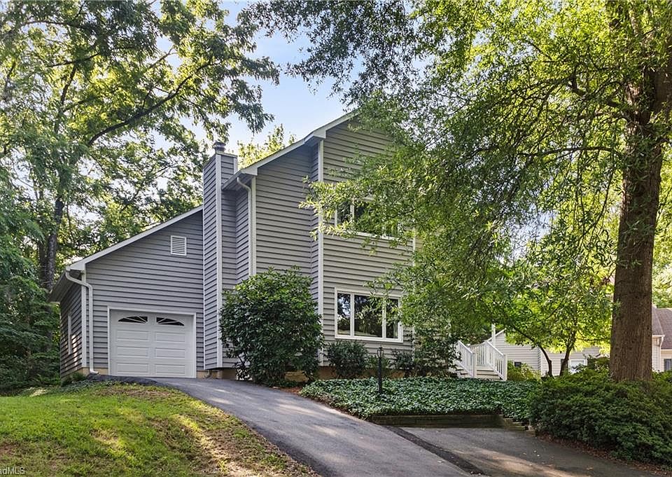 1st image of 108 Carrisbrooke Ln