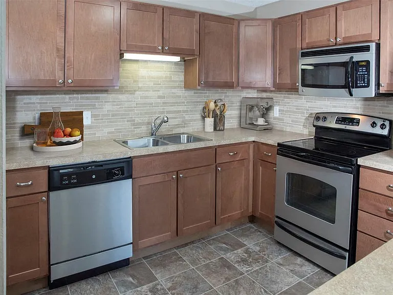 Creekside Apartments — Photo 15