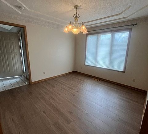 3rd image of 653 Parkwood Cir
