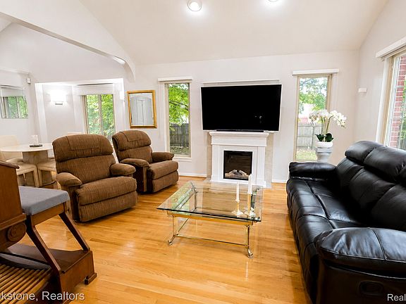 2nd image of 16400 Ventura Cir