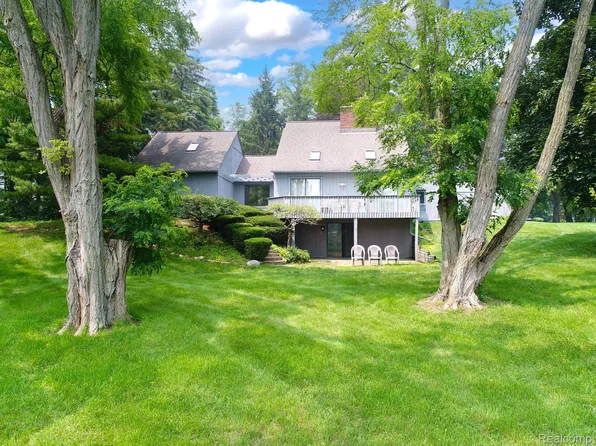 6247 Willow Ct, West Bloomfield, MI 48324