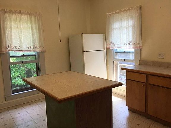 3rd image of 818 Vine Pl #1