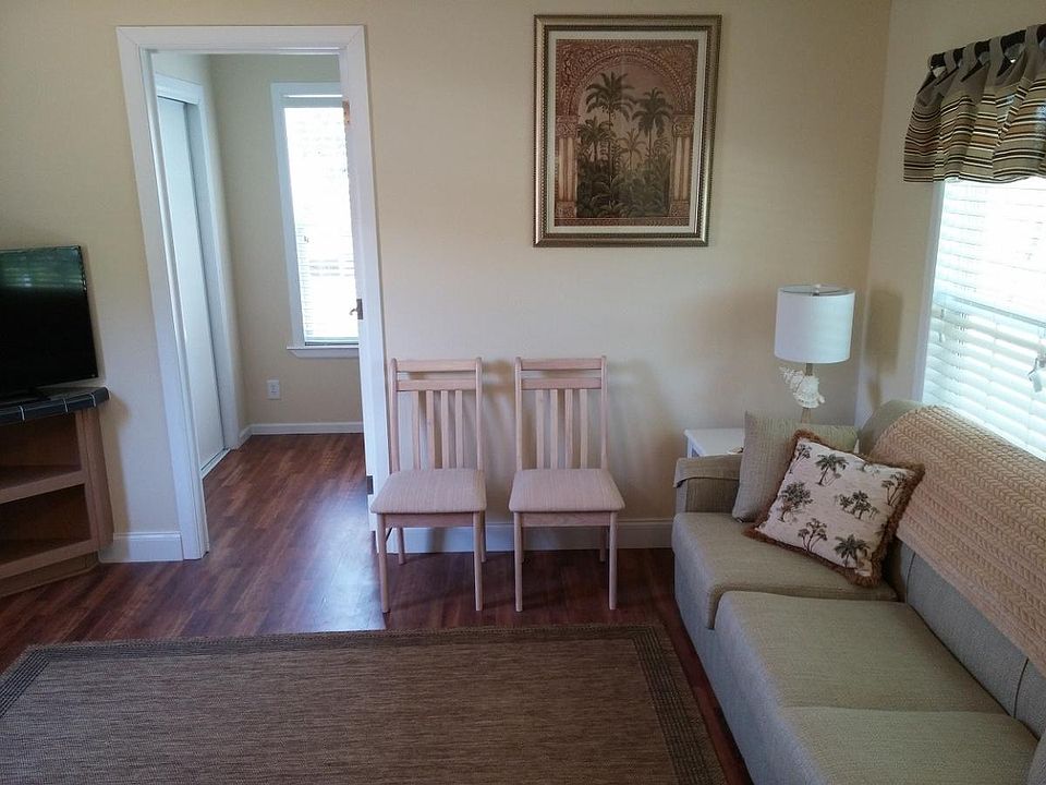 Living Rm (looking towards 2nd BR)