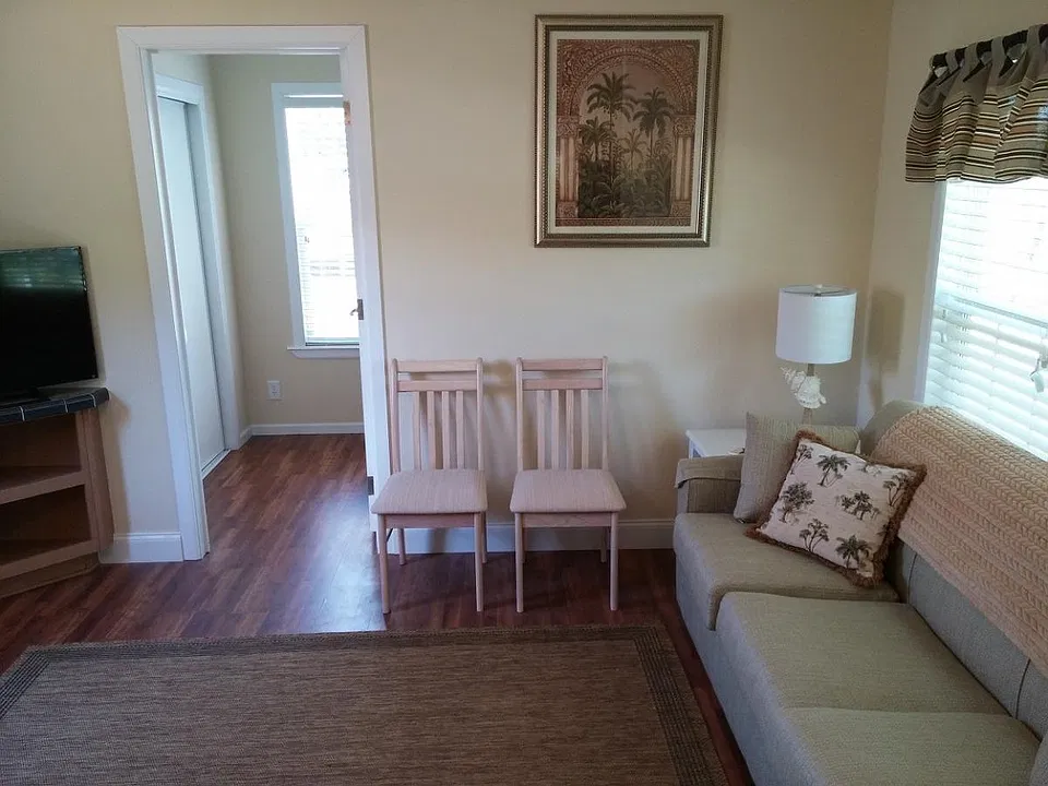 Living Rm (looking towards 2nd BR)