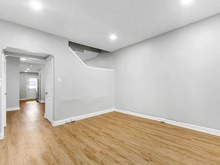 415 Mithoff St — Photo 6