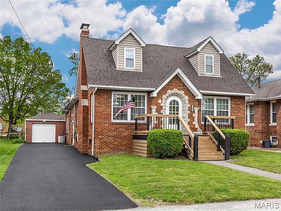 3rd image of 827 Bond Ave
