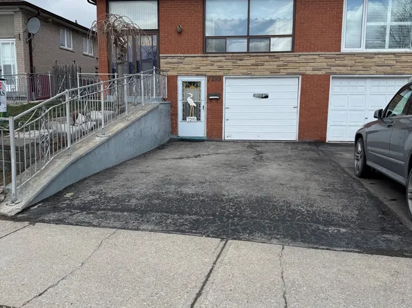 7295 Shallford Rd, Mississauga, ON L4T 2P8