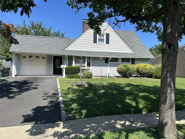 5 Woodcock Lane, Levittown, NY 11756
