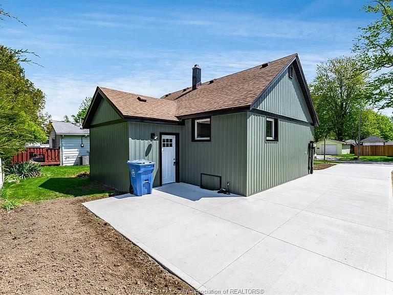 48 McLean St — Photo 24