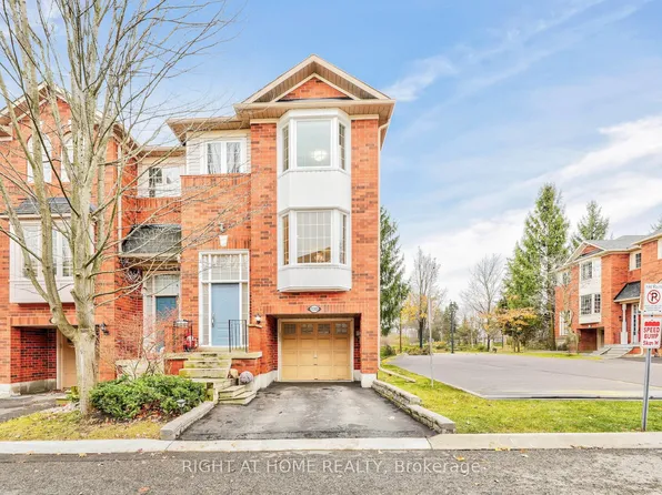 130 Mosaics Ave #40, Aurora, ON L4G 7L5